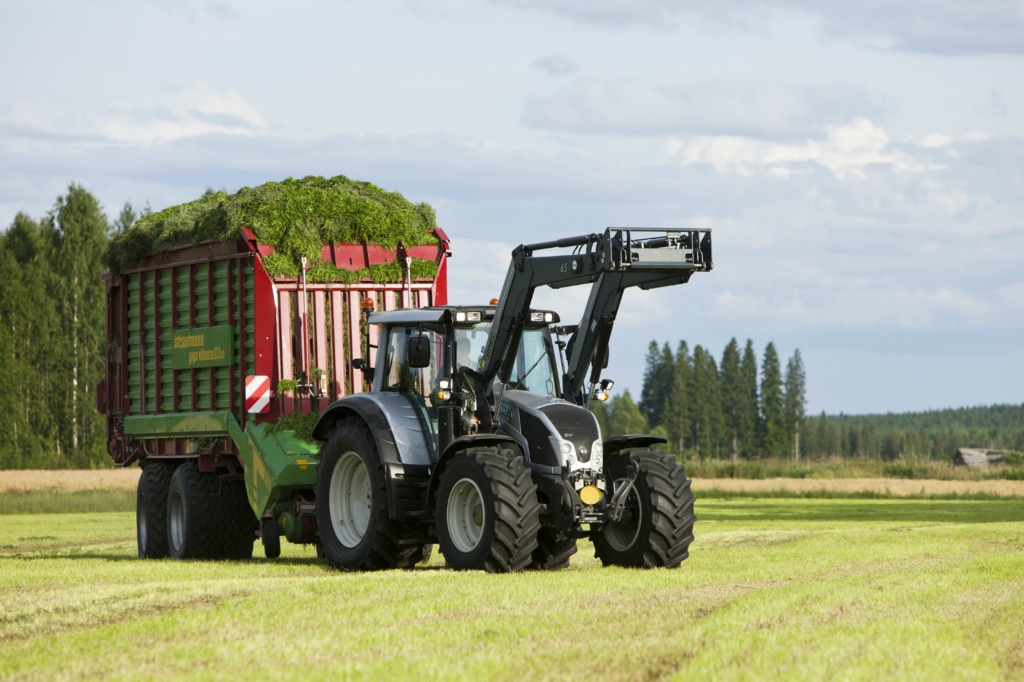 Tractor and silage trailer